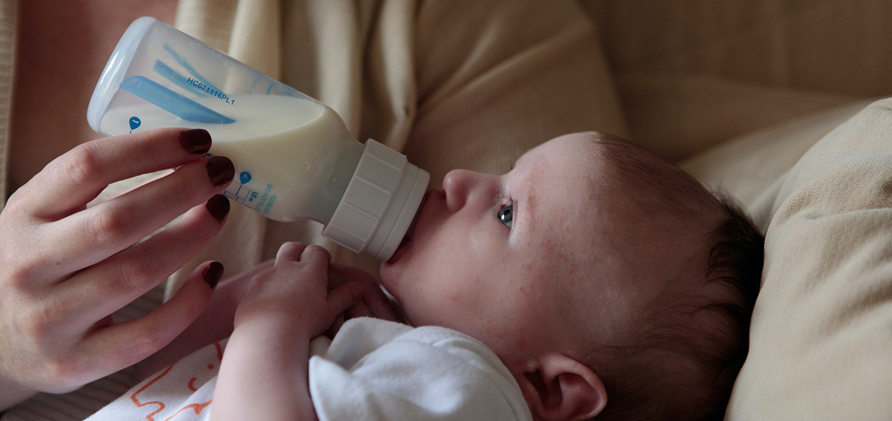 My Junior Kinderwagen Fläschchen geben